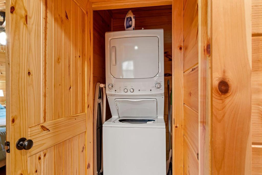 Bobcat Den By Eden Crest Villa Гетлинбург Екстериор снимка