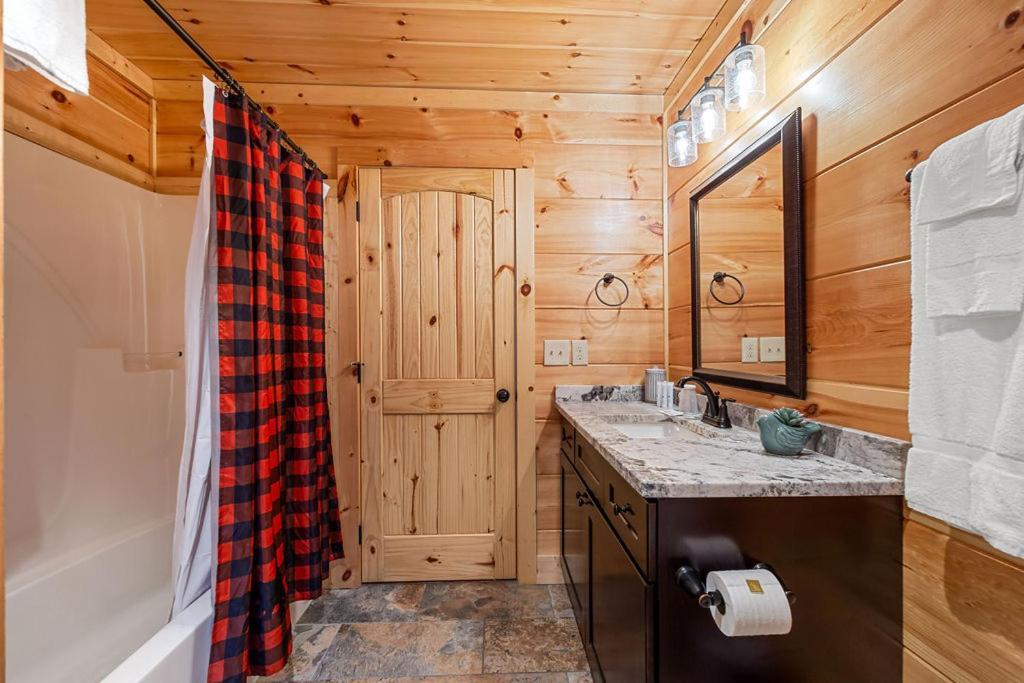 Bobcat Den By Eden Crest Villa Гетлинбург Екстериор снимка