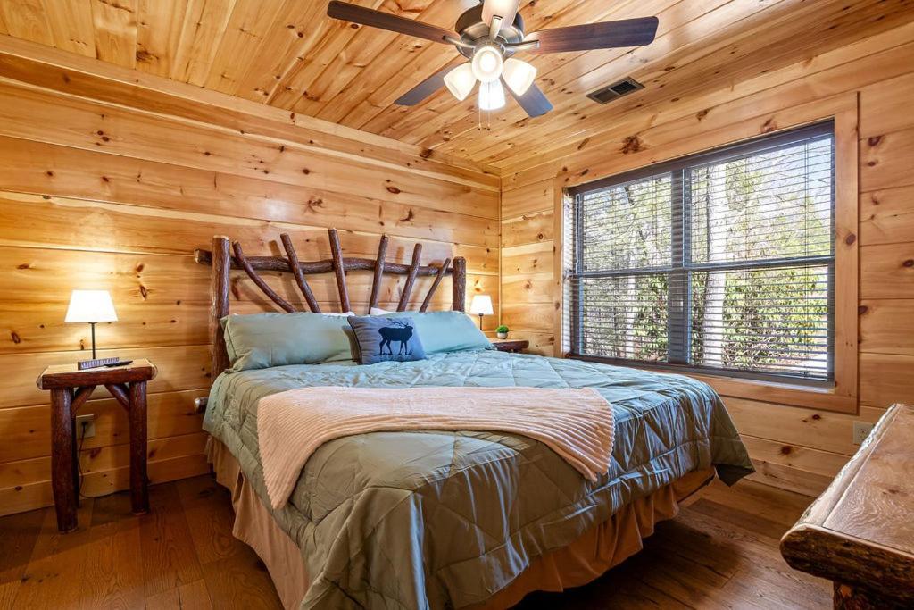 Bobcat Den By Eden Crest Villa Гетлинбург Екстериор снимка