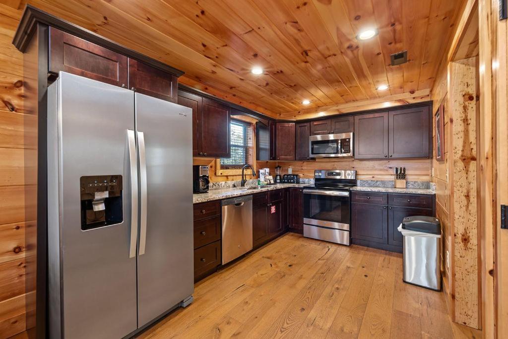 Bobcat Den By Eden Crest Villa Гетлинбург Екстериор снимка